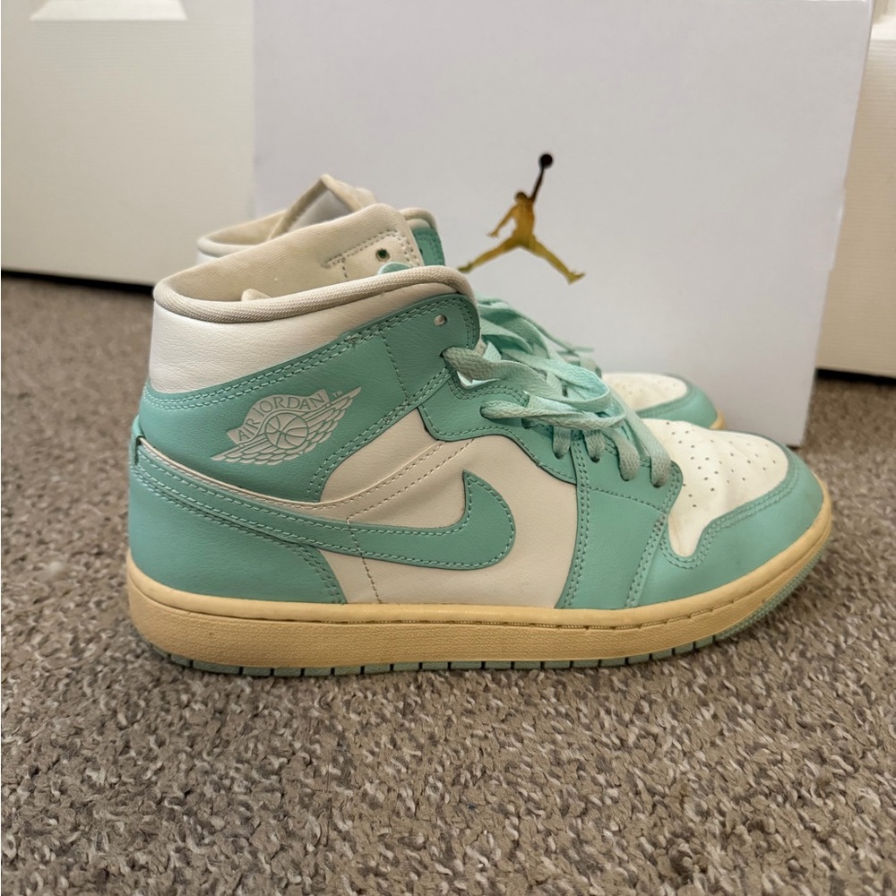 Air Jordan 1 Mid “Light Dew”